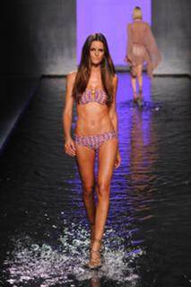 Izabel Goulart feet photo thumbnail
