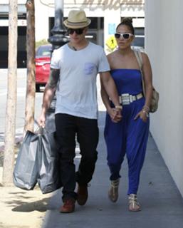 Jennifer Lopez feet photo thumbnail