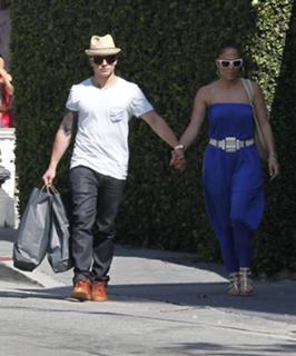 Jennifer Lopez feet photo thumbnail