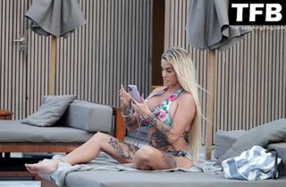 Katie Price feet photo thumbnail