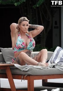 Katie Price feet photo thumbnail