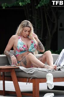 Katie Price feet photo thumbnail