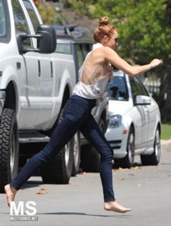 Miley Cyrus feet photo thumbnail