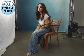 Mila Kunis feet photo thumbnail