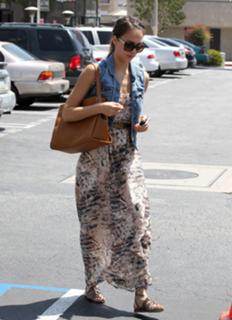 Jessica Alba feet photo thumbnail