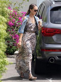 Jessica Alba feet photo thumbnail