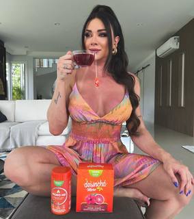 Juliana Salimeni feet photo thumbnail