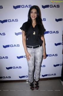 Shruti Haasan feet photo thumbnail