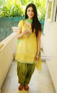 Shruti Haasan feet photo thumbnail