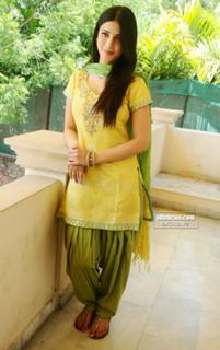 Shruti Haasan feet photo thumbnail