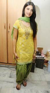 Shruti Haasan feet photo thumbnail