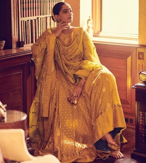Sonam Kapoor feet photo thumbnail