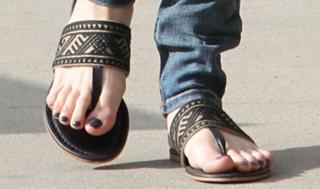 Emma Roberts feet photo thumbnail