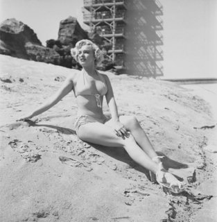 Marilyn Monroe feet photo thumbnail