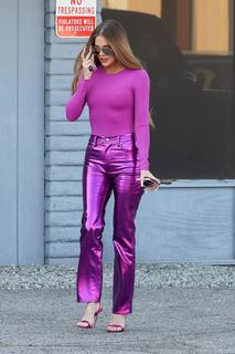 Khloé Kardashian feet photo thumbnail