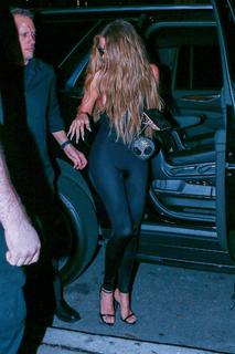 Khloé Kardashian feet photo thumbnail