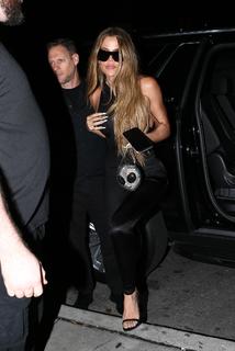 Khloé Kardashian feet photo thumbnail