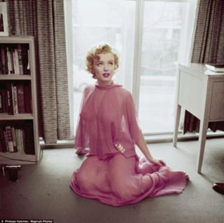 Marilyn Monroe feet photo thumbnail