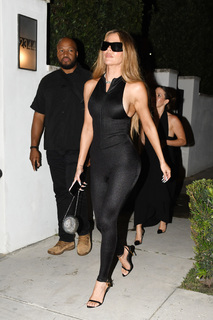 Khloé Kardashian feet photo thumbnail