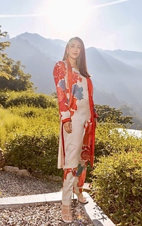 Karisma Kapoor feet photo thumbnail