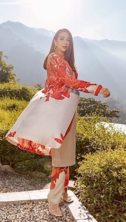 Karisma Kapoor feet photo thumbnail