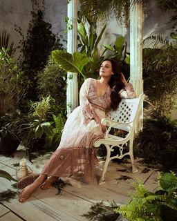 Dia Mirza feet photo thumbnail