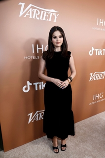 Selena Gomez feet photo thumbnail