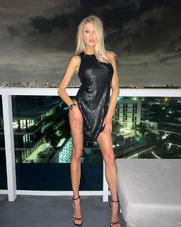 Charlotte McKinney feet photo thumbnail