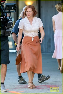 Kate Winslet feet photo thumbnail