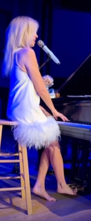 Debbie Gibson feet photo thumbnail