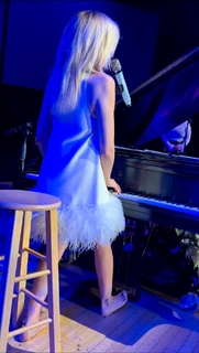 Debbie Gibson feet photo thumbnail