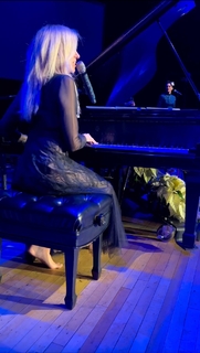 Debbie Gibson feet photo thumbnail