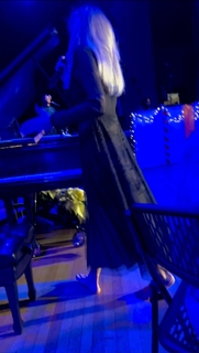 Debbie Gibson feet photo thumbnail