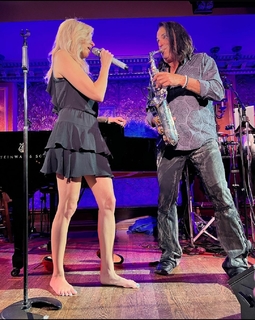 Debbie Gibson feet photo thumbnail
