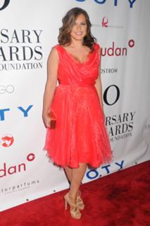 Mariska Hargitay feet photo thumbnail