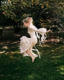 Aurora Aksnes feet photo thumbnail