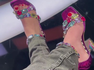 Angela Kinsey feet photo thumbnail