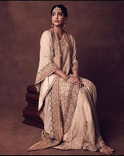Sonam Kapoor feet photo thumbnail