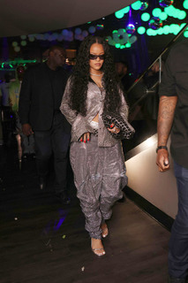 Rihanna feet photo thumbnail