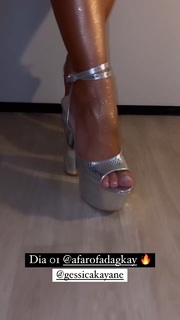 Nicole Bahls feet photo thumbnail