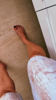 Juliana Salimeni feet photo thumbnail