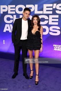 Sarah Hyland feet photo thumbnail