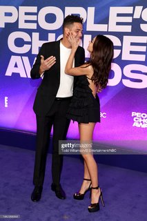 Sarah Hyland feet photo thumbnail