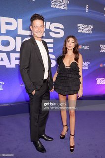 Sarah Hyland feet photo thumbnail