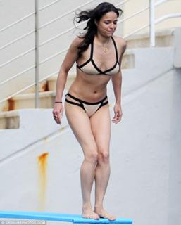 Michelle Rodriguez feet photo thumbnail