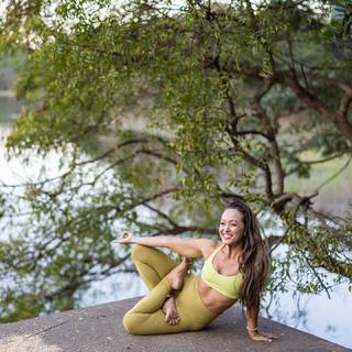 Kino MacGregor feet photo thumbnail