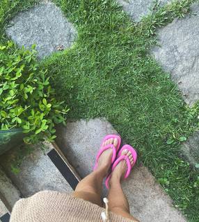Isis Valverde feet photo thumbnail