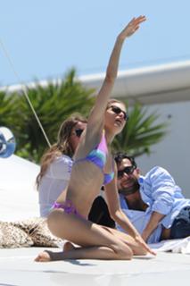 Karolina Kurkova feet photo thumbnail