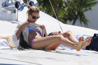 Karolina Kurkova feet photo thumbnail