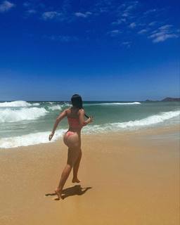 Larissa Manoela feet photo thumbnail